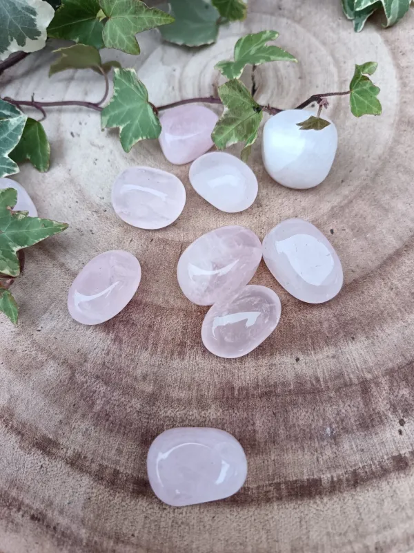 pierre roulée de quartz rose