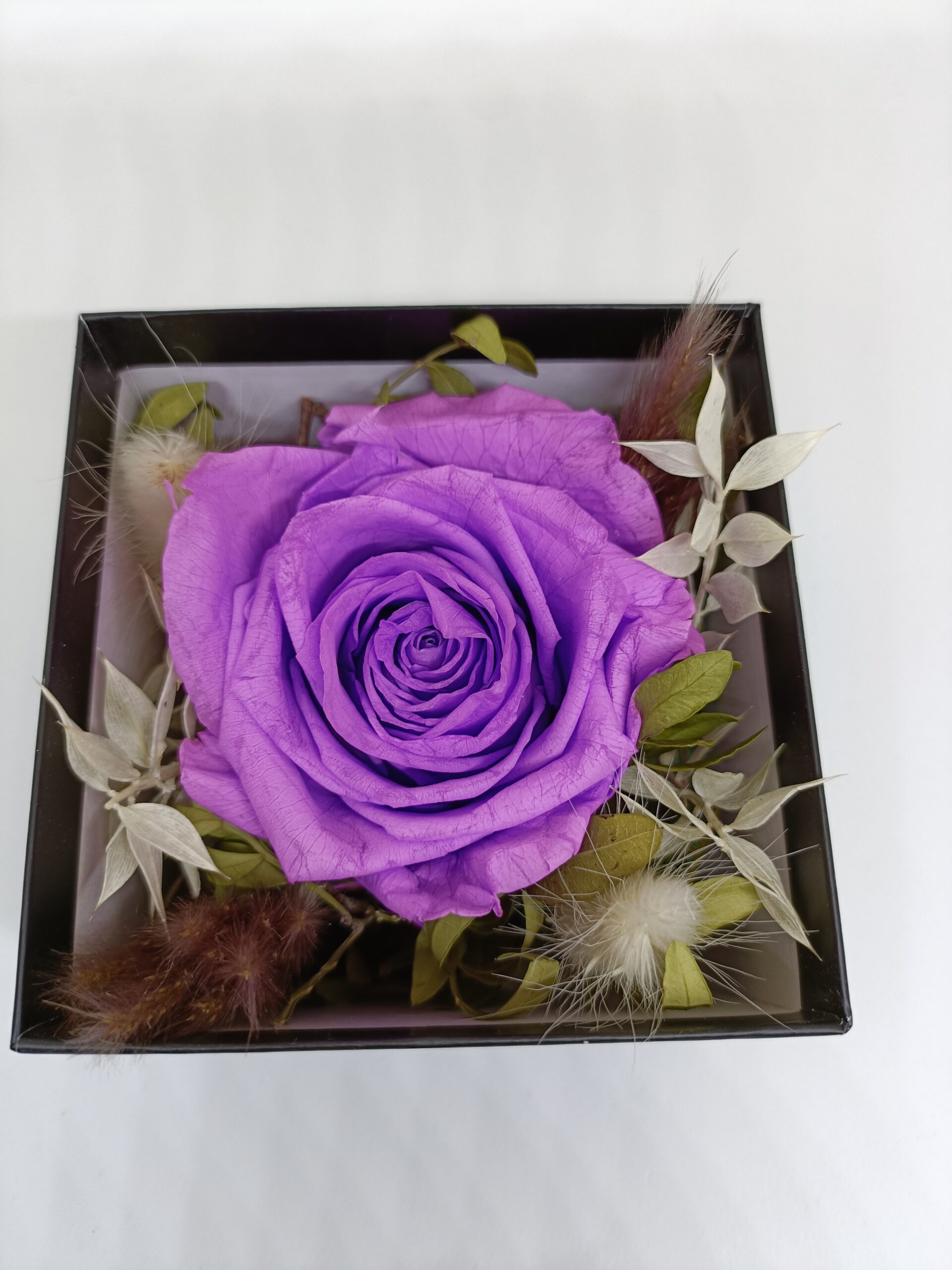 rose éternelle violette dans boite rose - L'alchimie de Maïlys